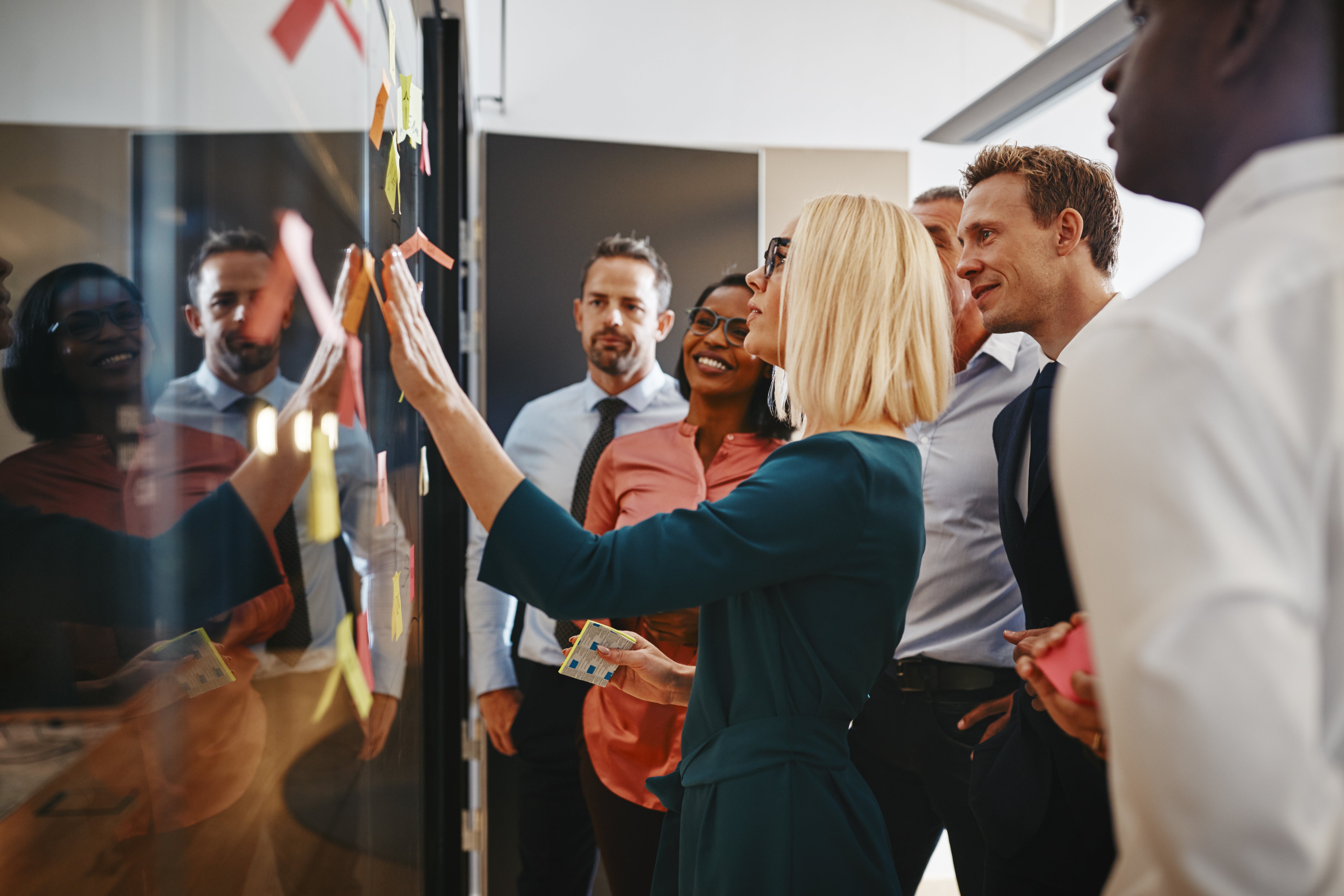 Professionele vergaderruimte met glazen whiteboardwand tijdens zakelijke brainstormsessie
