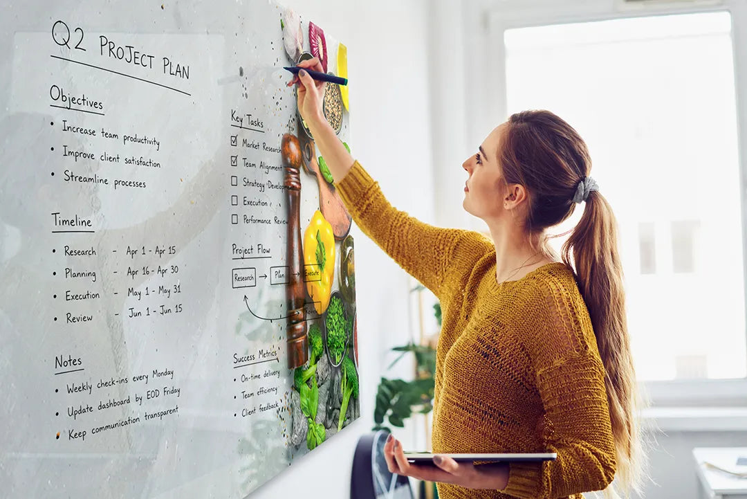 whiteboard-van-glas-magneetbord-ingredienten-op-stenen-tafel