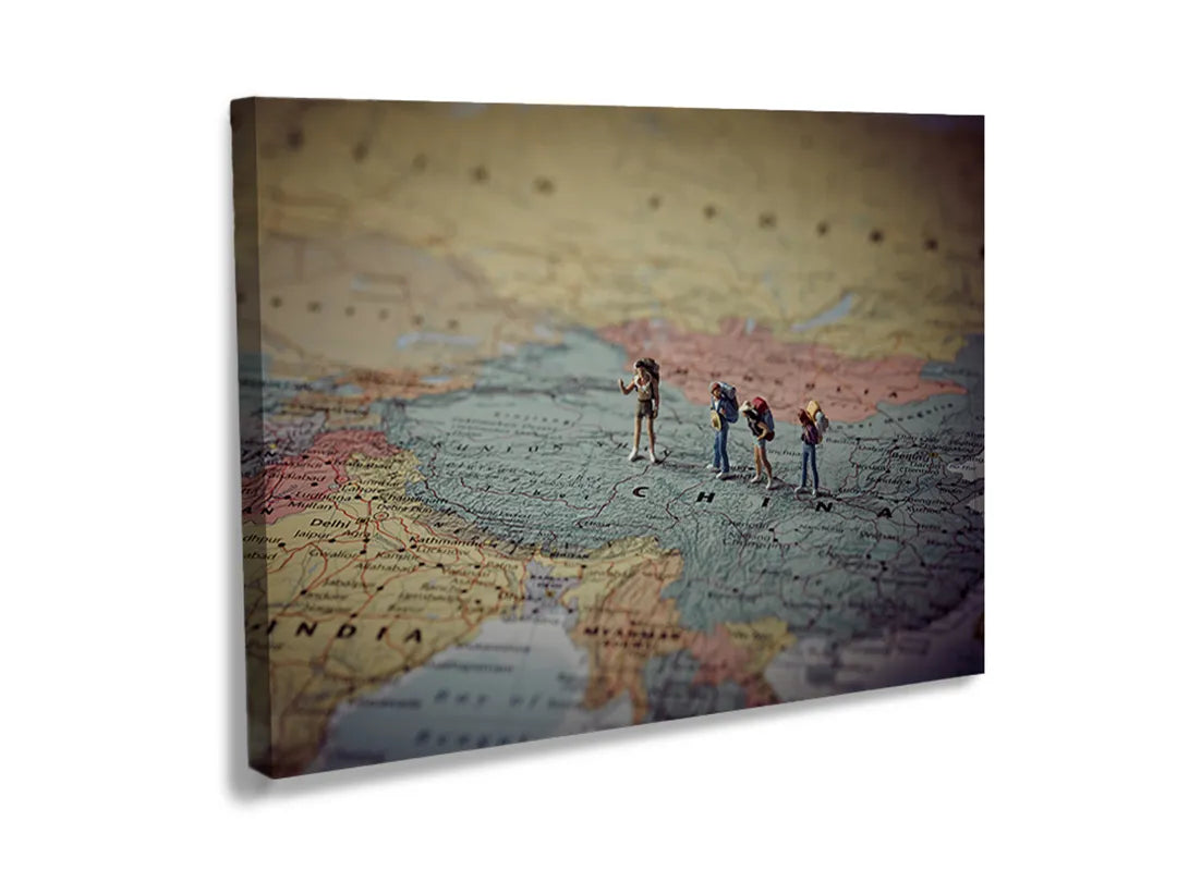 Kurkborden op canvas met miniatuurreizigers op een landkaart – formaat 120 × 80 cm