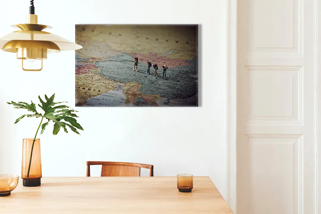 Kurkborden op canvas met miniatuurreizigers op een landkaart – formaat 100 × 70 cm