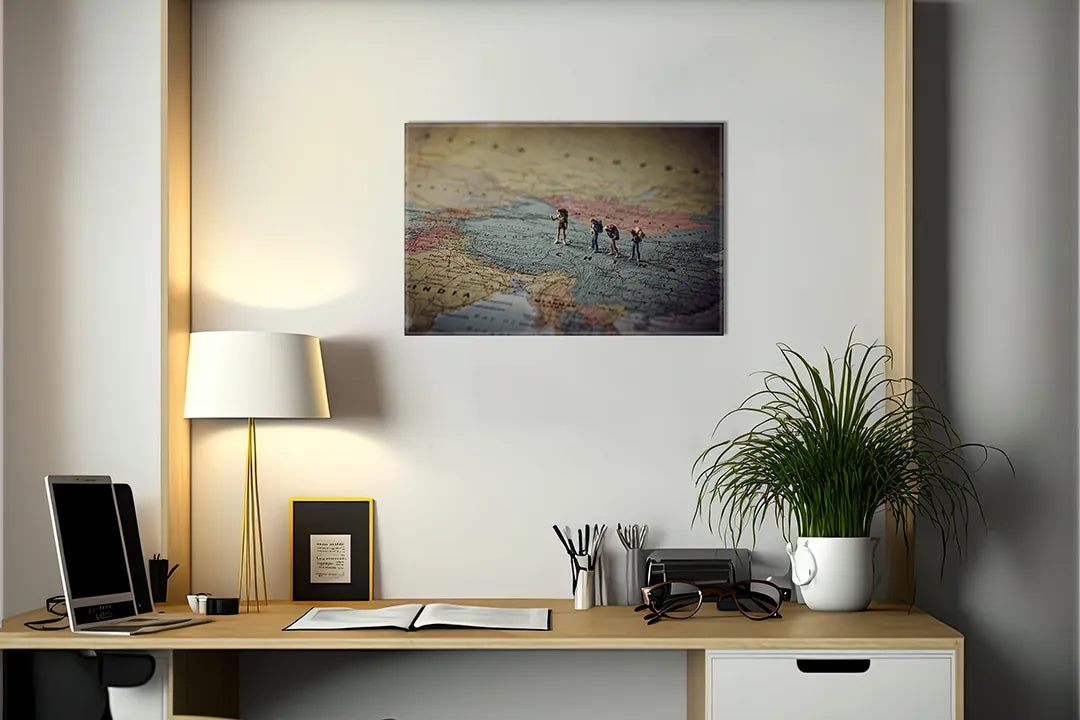 Kurkborden op canvas met miniatuurreizigers op een landkaart – formaat 140 × 100 cm