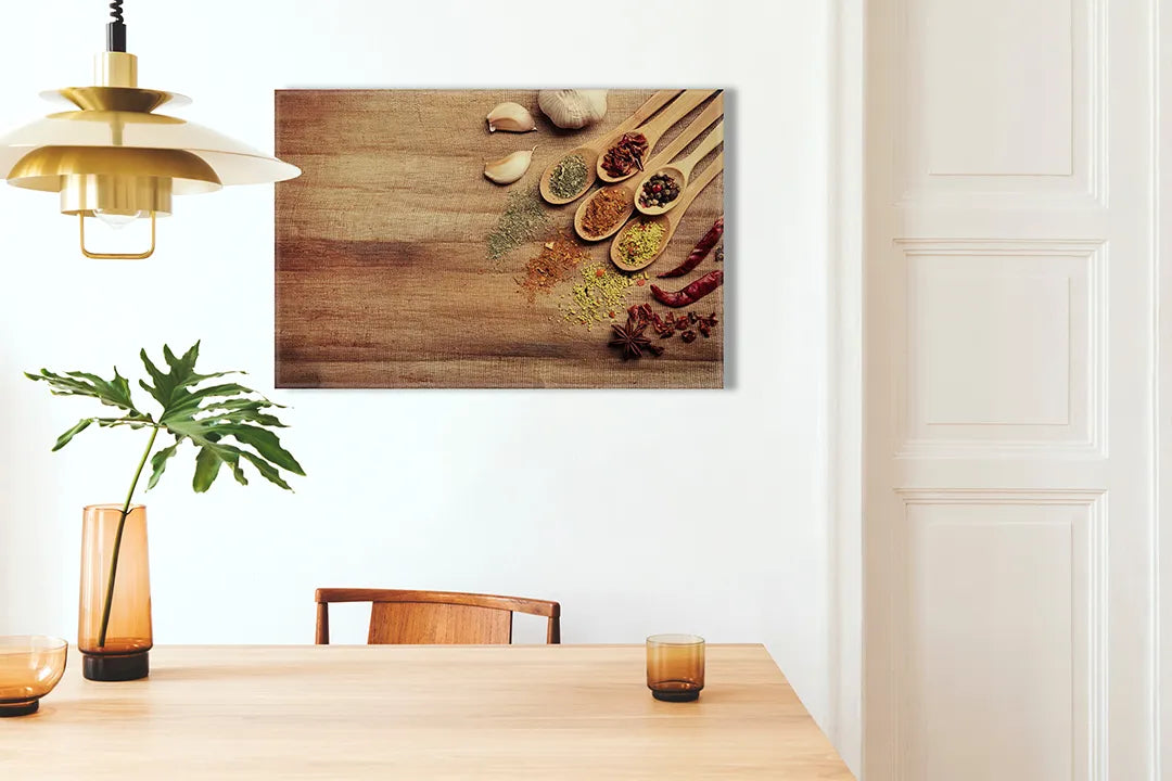 Kurkborden op canvas met kruiden en specerijen op houten tafel – formaat 100 × 70 cm