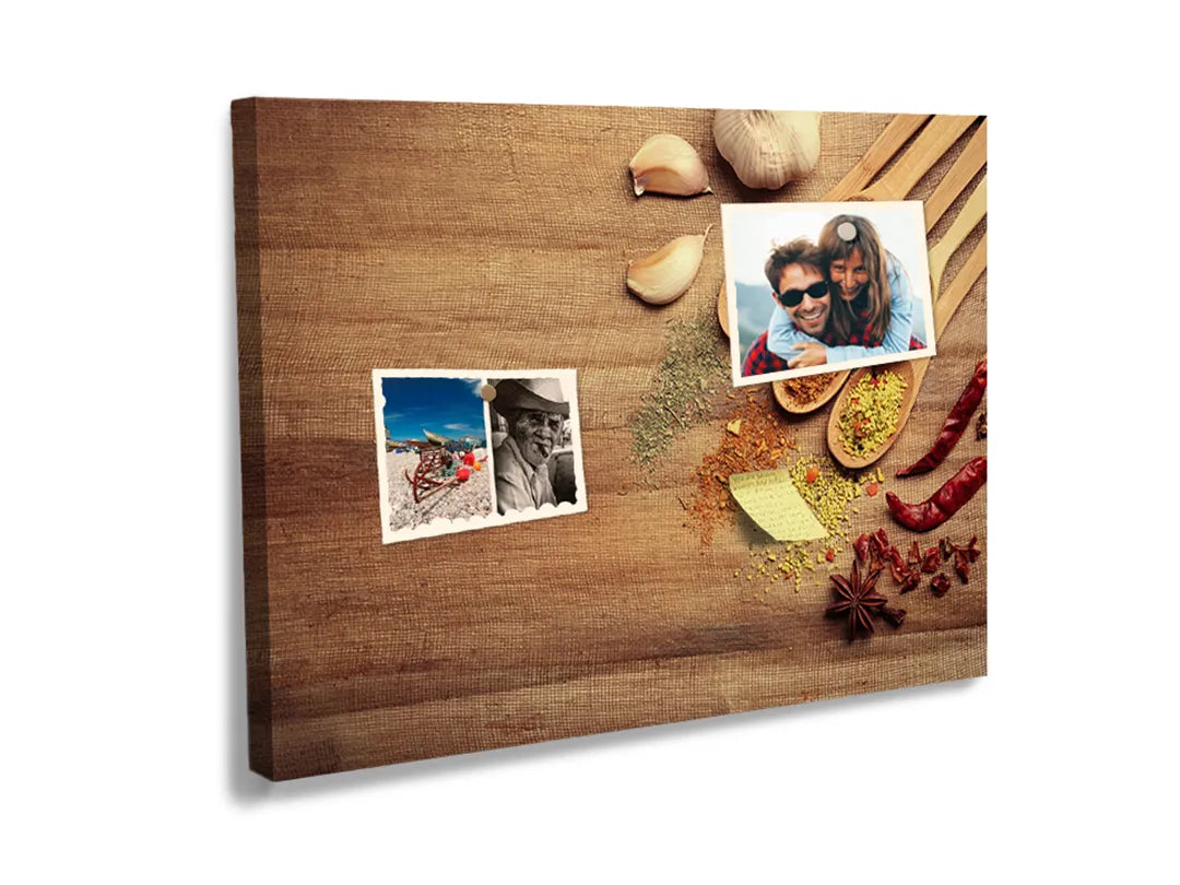 Kurkborden op canvas met kruiden en specerijen op houten tafel – formaat 60 × 40 cm