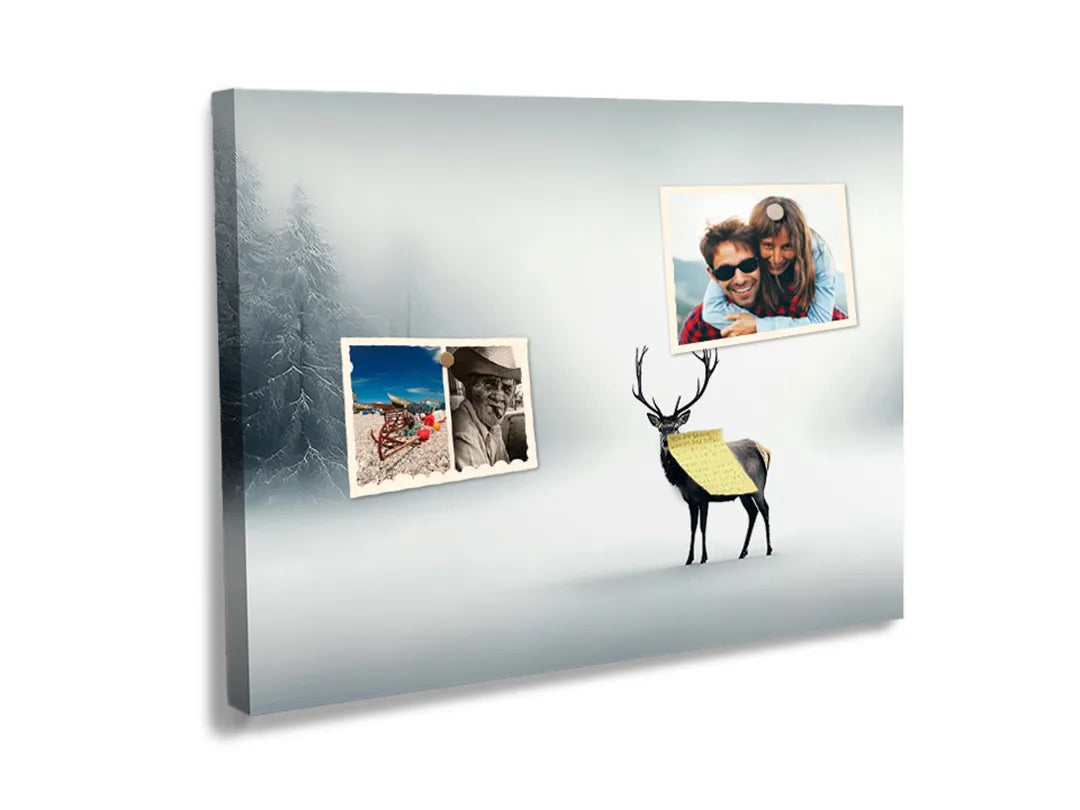 Kurkborden op canvas met hert in mistig winterlandschap – formaat 60 × 40 cm