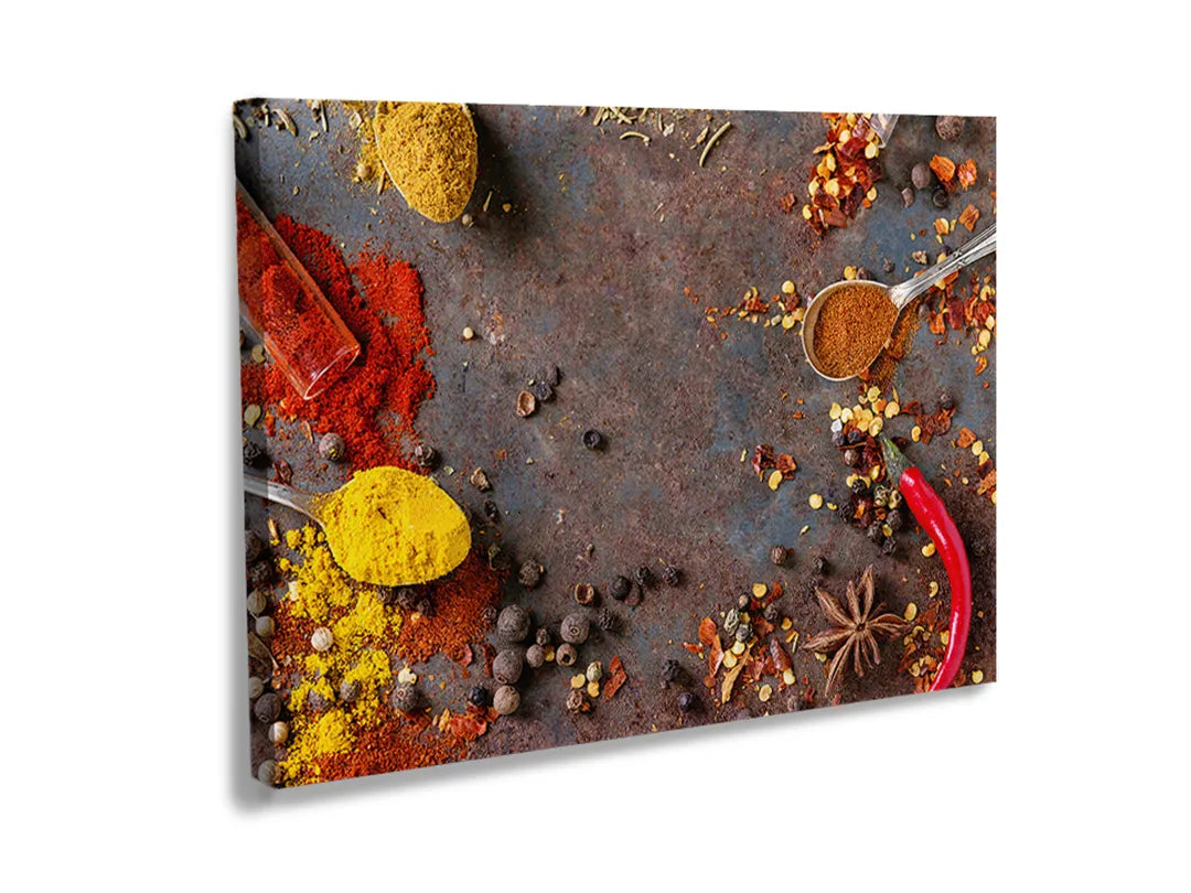 Kurkborden op canvas met kleurrijke specerijen op donkere achtergrond – formaat 120 × 80 cm