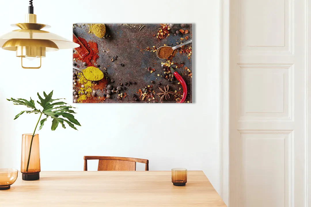 Kurkborden op canvas met kleurrijke specerijen op donkere achtergrond – formaat 100 × 70 cm