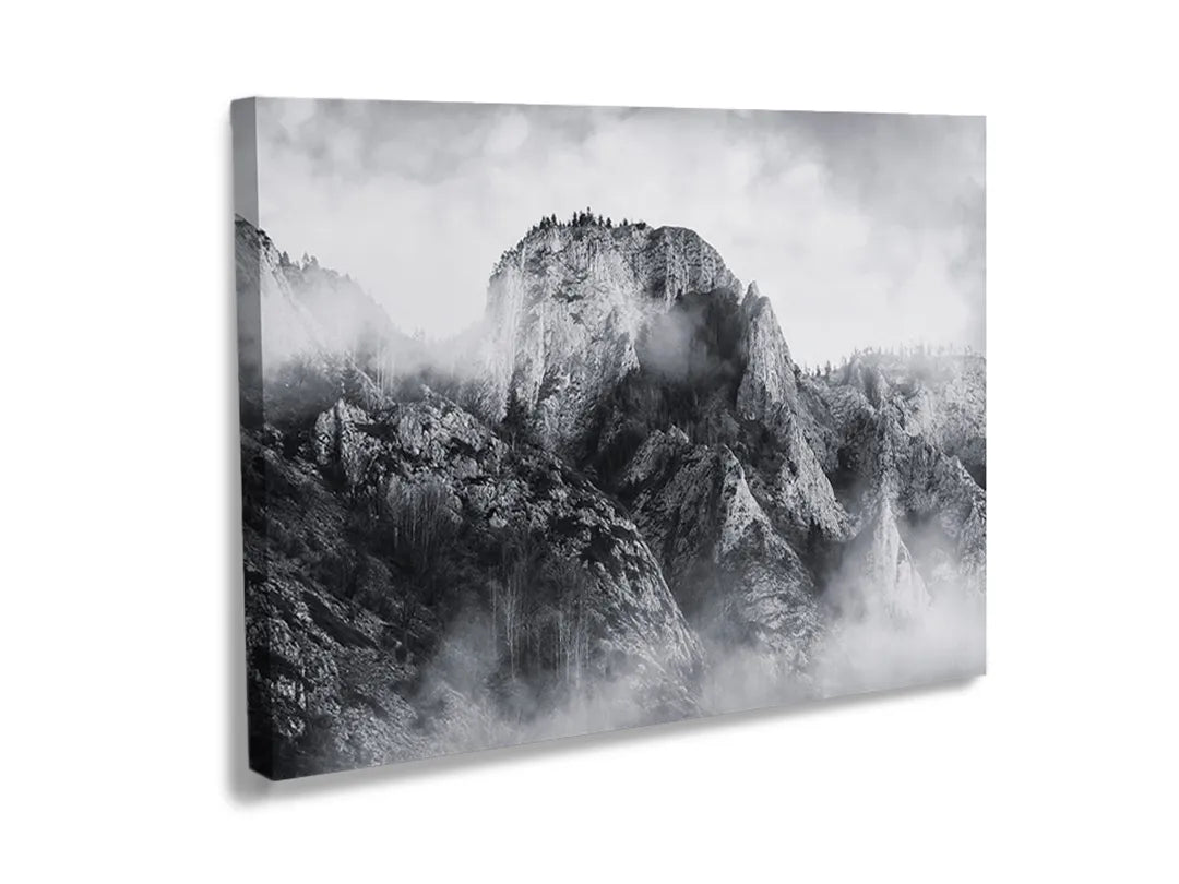 Kurkborden op canvas met mistige bergtoppen in zwart-wit – formaat 120 × 80 cm