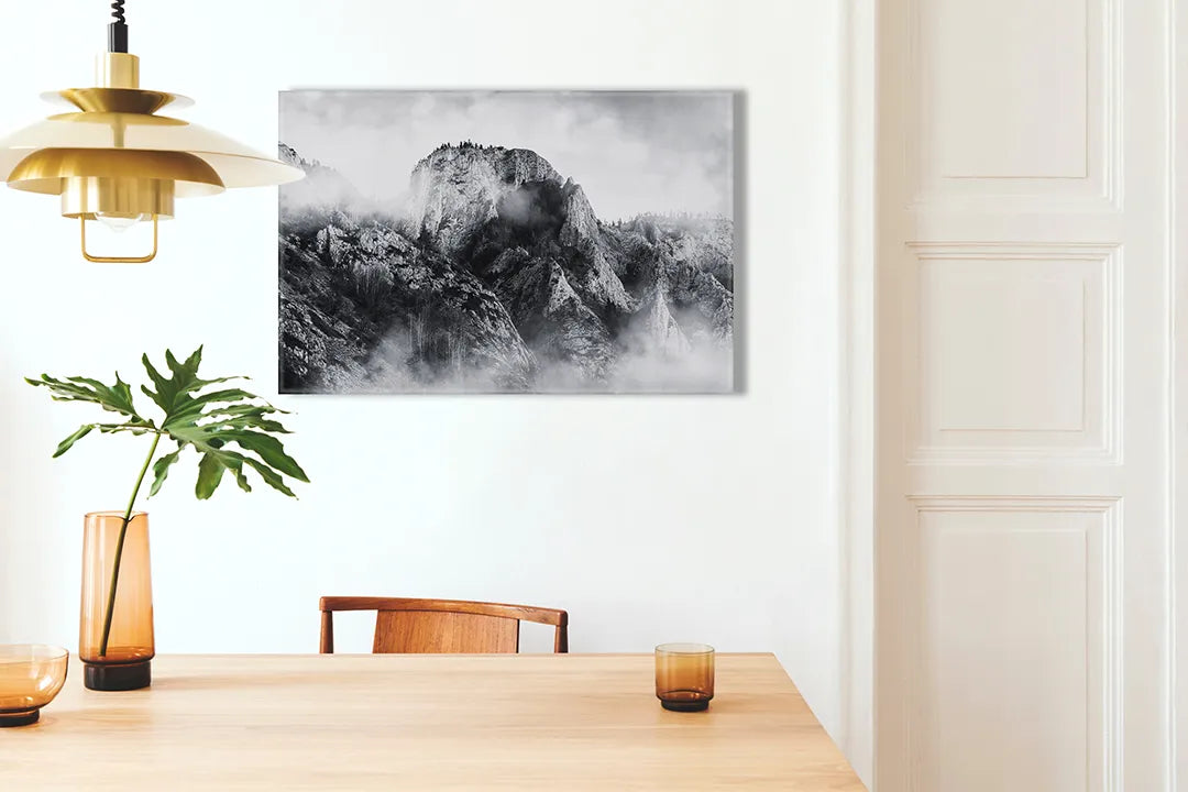 Kurkborden op canvas met mistige bergtoppen in zwart-wit – formaat 100 × 70 cm