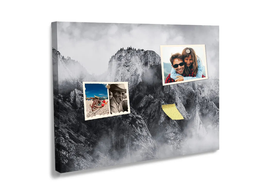 Kurkborden op canvas met mistige bergtoppen in zwart-wit – formaat 60 × 40 cm