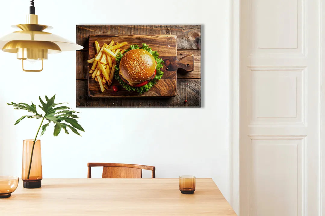 Kurkborden op canvas met hamburger met friet op houten plank – formaat 100 × 70 cm