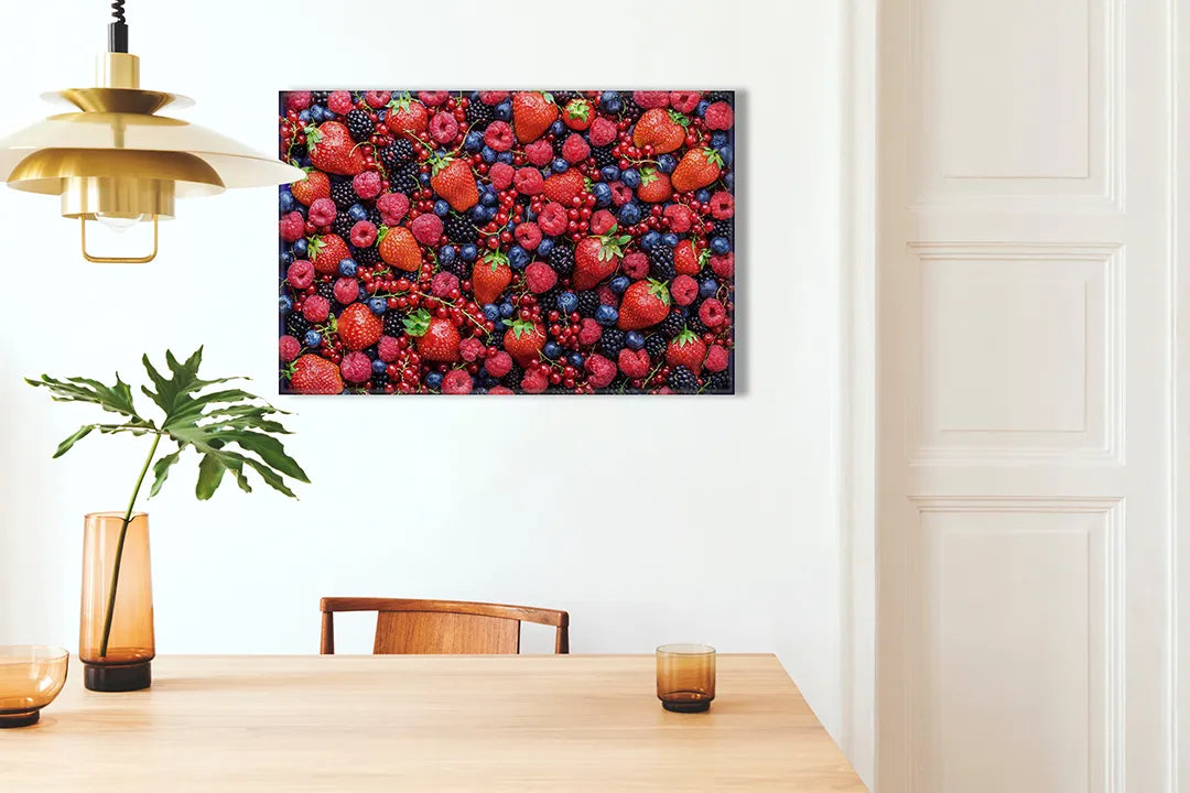 Kurkborden op canvas met mix van rood fruit en bessen – formaat 100 × 70 cm