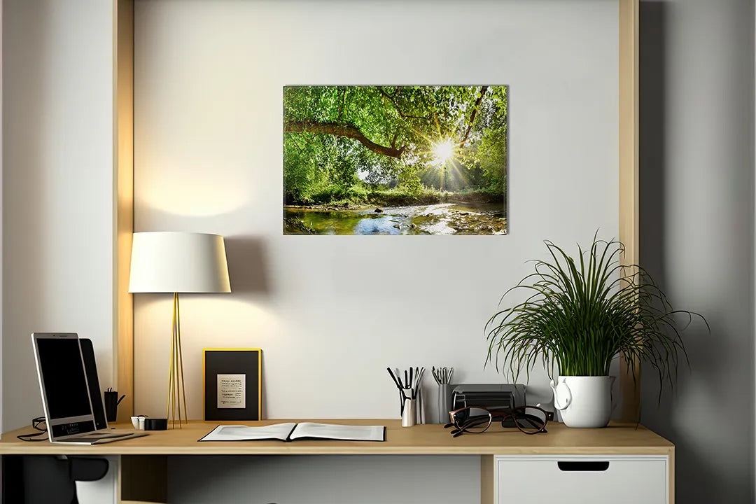 Kurkborden op canvas met bosbeek met zonnestralen – formaat 140 × 100 cm