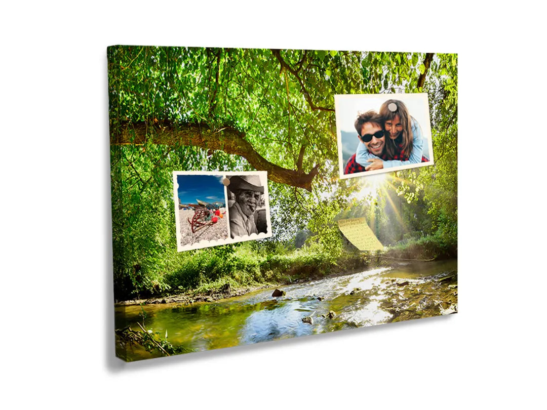 Kurkborden op canvas met bosbeek met zonnestralen – formaat 60 × 40 cm