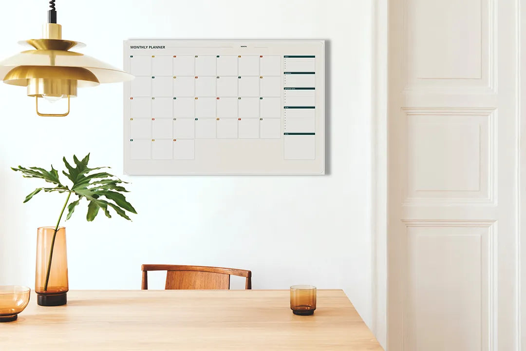 Kurkborden op canvas met maandplanner met subtiele kleuraccenten – formaat 100 × 70 cm