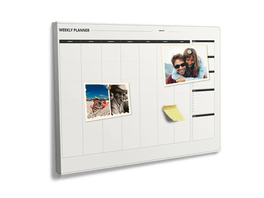 Kurkborden op canvas met strakke jaarplanner in zwart-wit – formaat 60 × 40 cm