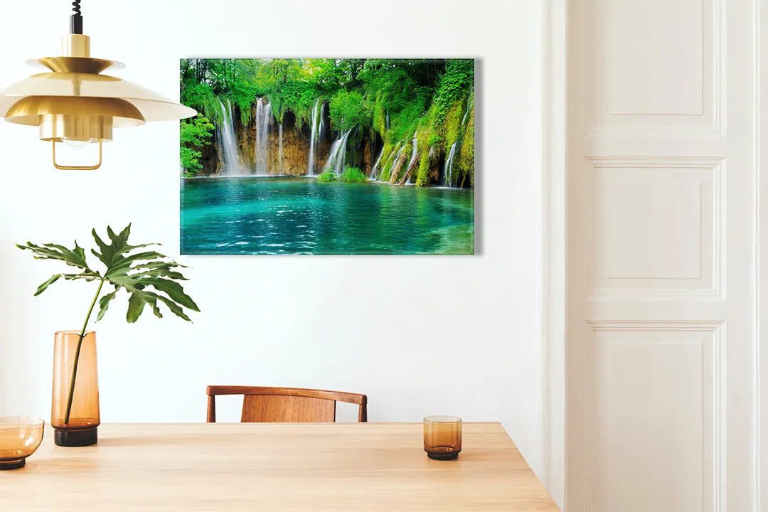 Kurkborden op canvas met groene waterval in tropisch bos – formaat 100 × 70 cm