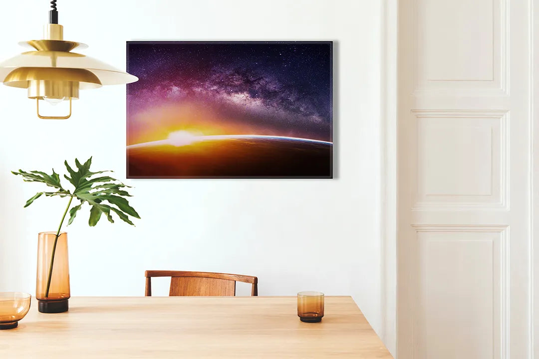 Kurkborden op canvas met melkweg boven een oranje horizon – formaat 100 × 70 cm