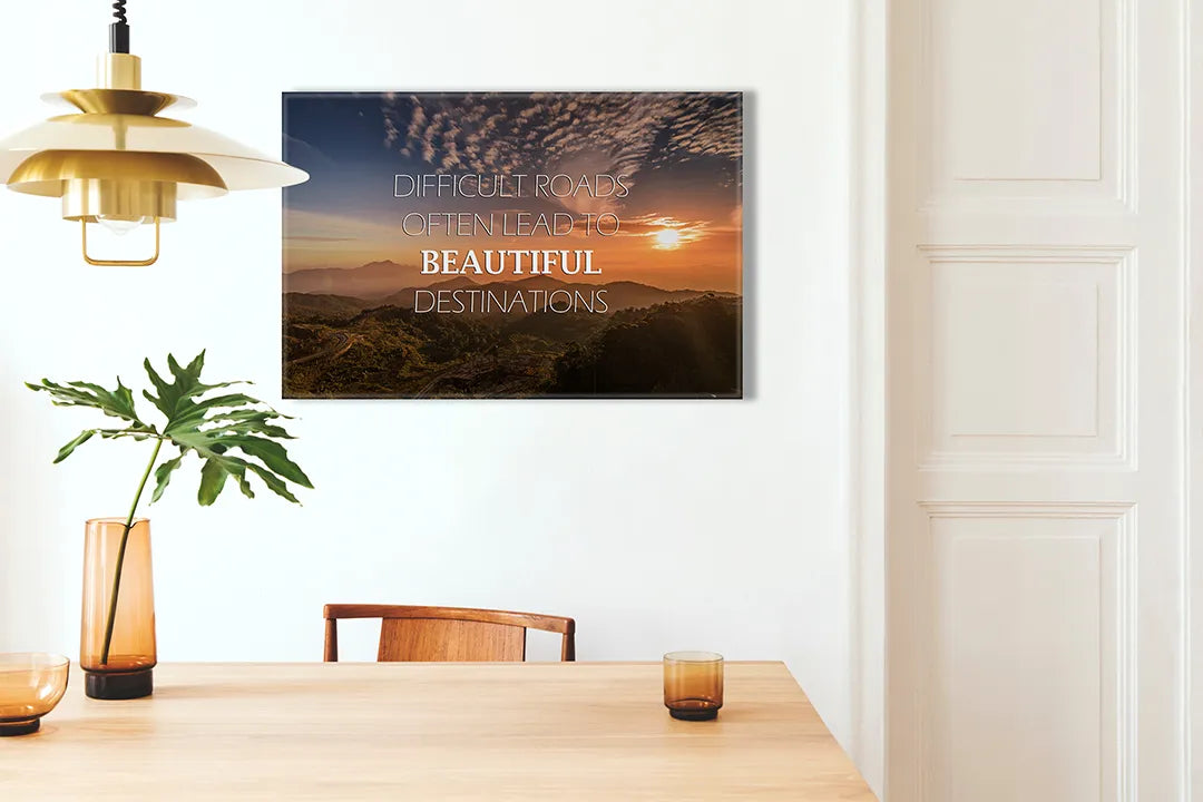 Kurkborden op canvas met motiverende quote over mooie bestemmingen – formaat 100 × 70 cm