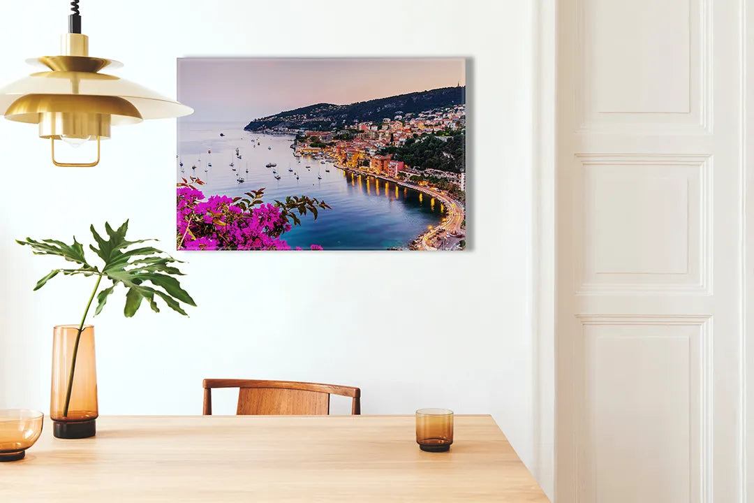 Kurkborden op canvas met kleurrijke kustplaats aan zee – formaat 100 × 70 cm