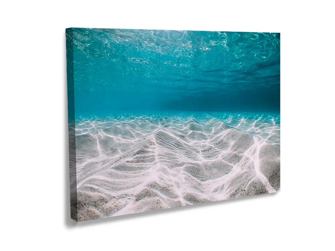 Kurkborden op canvas met zandpatroon onder helder zeewater – formaat 120 × 80 cm