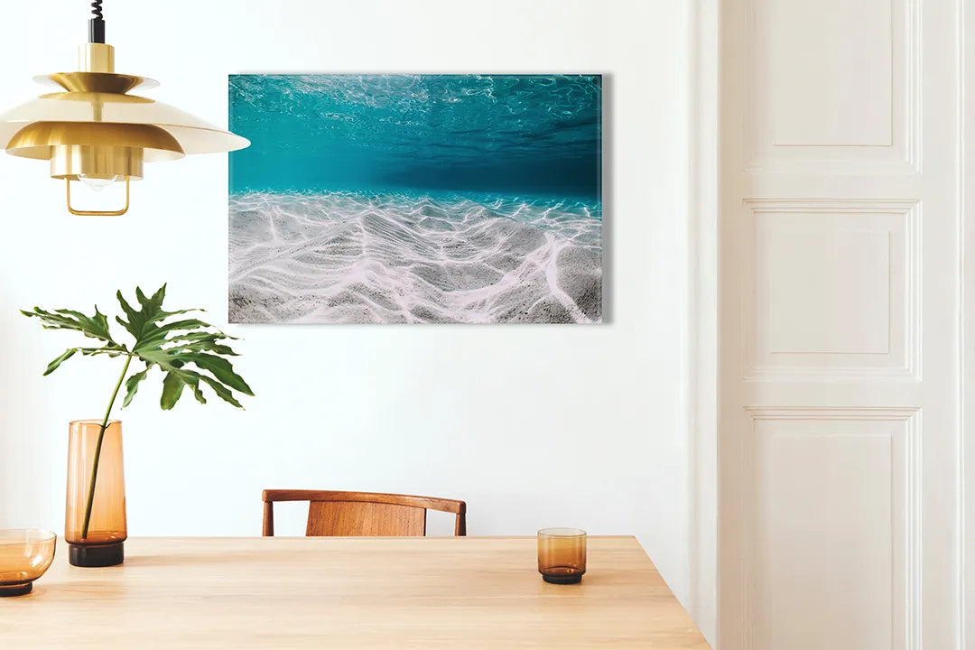 Kurkborden op canvas met zandpatroon onder helder zeewater – formaat 100 × 70 cm