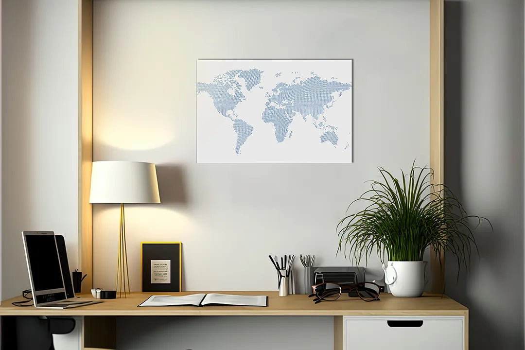 Kurkborden op canvas met minimalistische lichtblauwe wereldkaart – formaat 140 × 100 cm