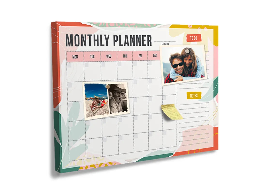Kurkborden op canvas met kleurrijke maandplanner – formaat 60 × 40 cm