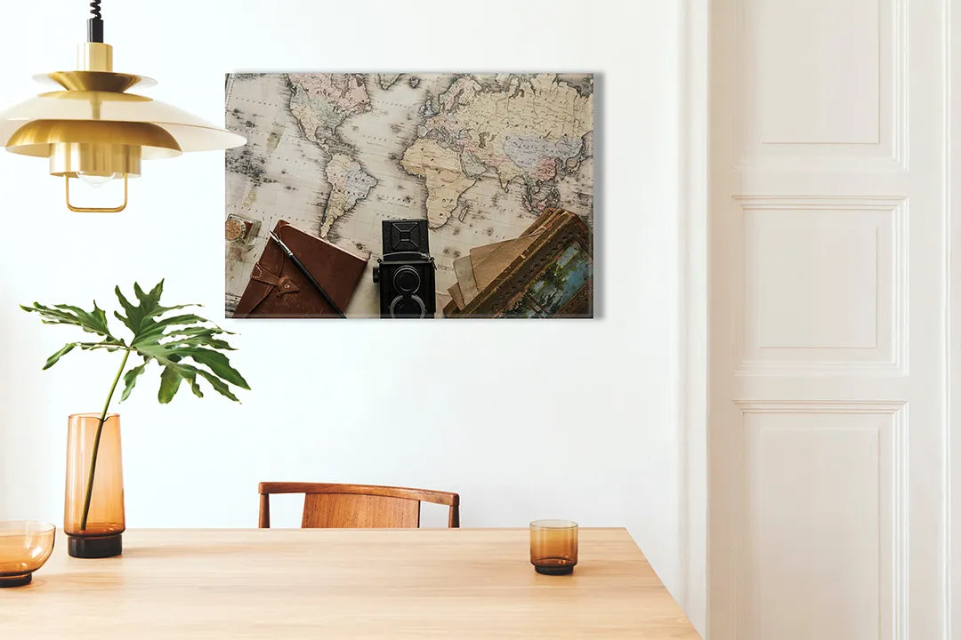 Kurkborden op canvas met vintage reiskaart met camera en koffer – formaat 100 × 70 cm