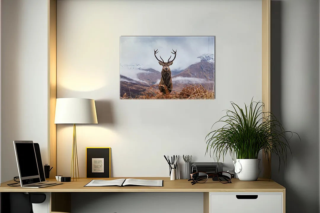Kurkborden op canvas met hert in een berglandschap – formaat 140 × 100 cm