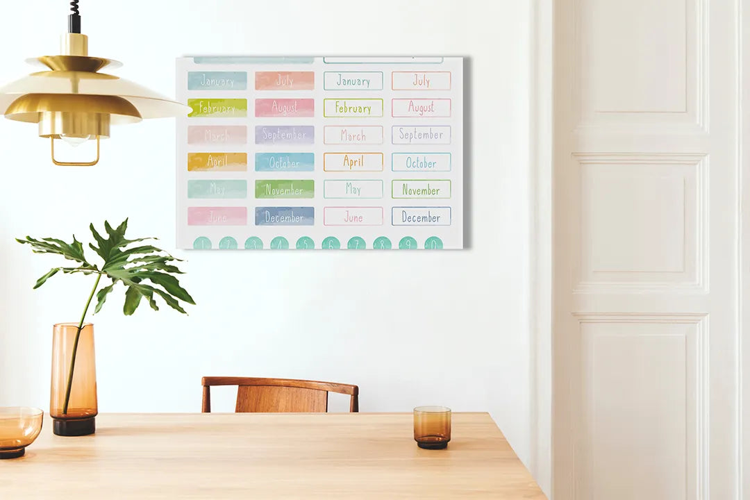 Kurkborden op canvas met kleurrijke maanden en weekdagen – formaat 100 × 70 cm
