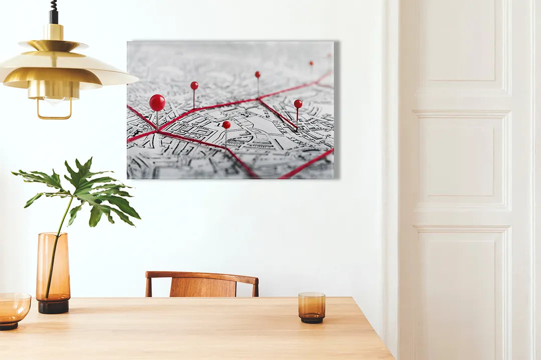 Kurkborden op canvas met stadskaart met rode locatiepinnen – formaat 100 × 70 cm