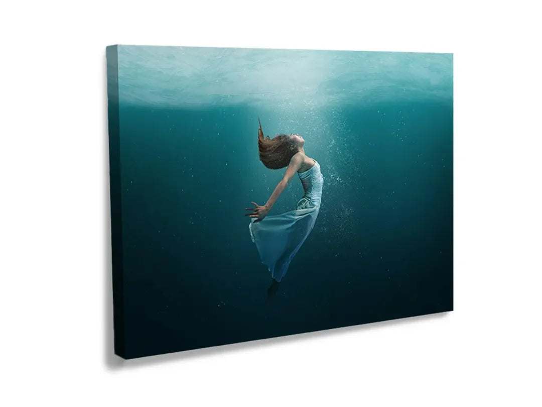 Kurkborden op canvas met vrouw zwevend onder water – formaat 120 × 80 cm