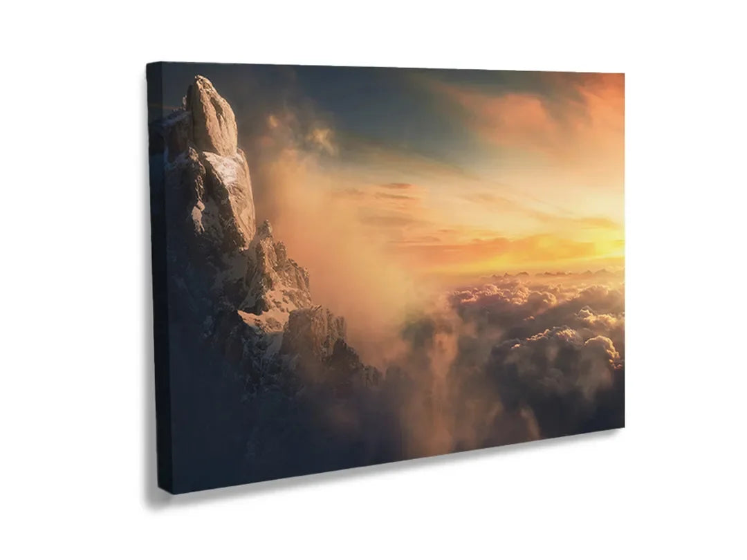 Kurkborden op canvas met dramatische bergtop boven de wolken – formaat 120 × 80 cm