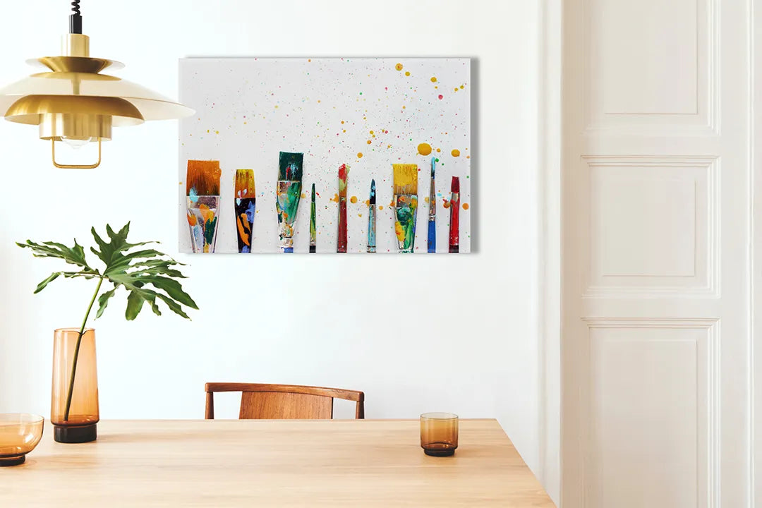 Kurkborden op canvas met kleurrijke verfpotten op witte achtergrond – formaat 100 × 70 cm