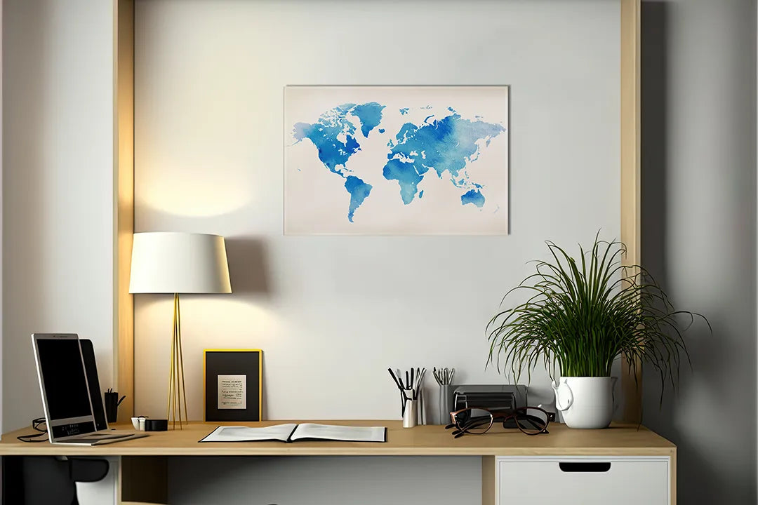 Kurkborden op canvas met blauwe aquarel wereldkaart – formaat 140 × 100 cm