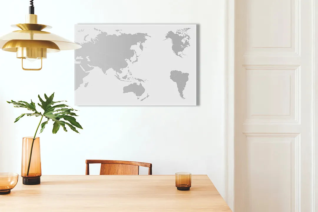Kurkborden op canvas met lichtgrijze wereldkaart – formaat 100 × 70 cm