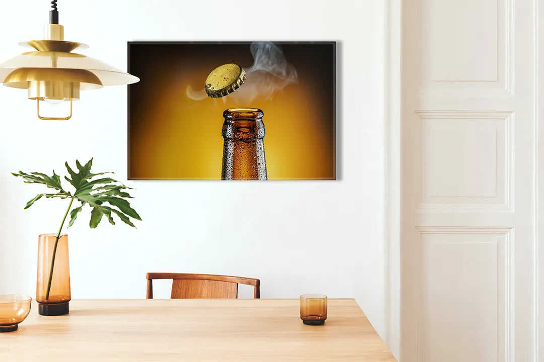 Kurkborden op canvas met bierfles met vliegende kroonkurk – formaat 100 × 70 cm
