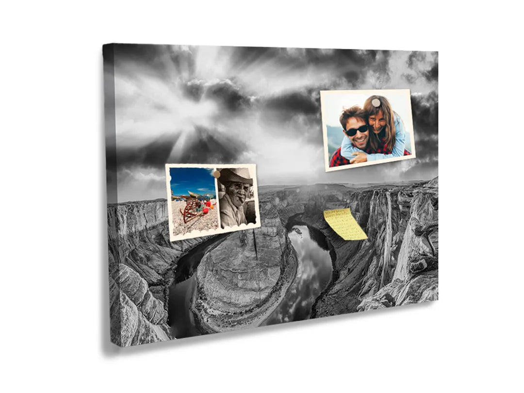 Kurkborden op canvas met zwart-wit berglandschap met rivier – formaat 60 × 40 cm