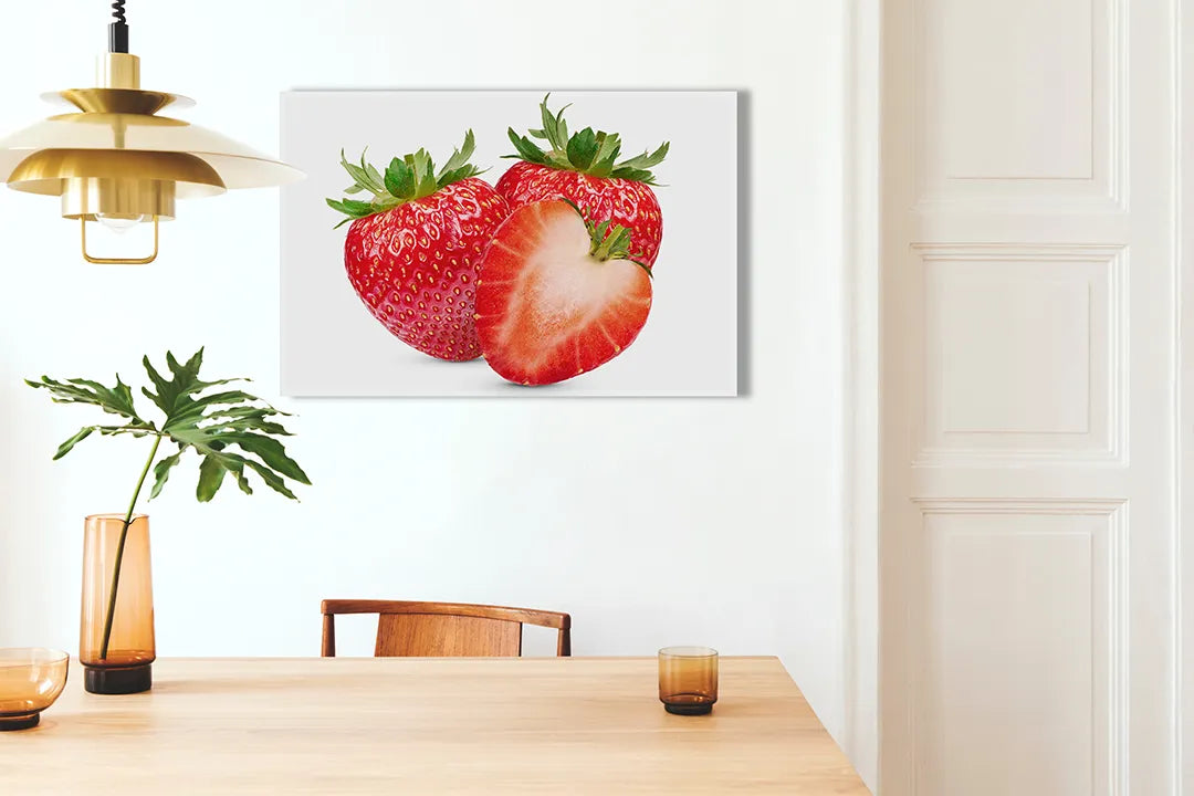 Kurkborden op canvas met verse aardbeien op witte achtergrond – formaat 100 × 70 cm