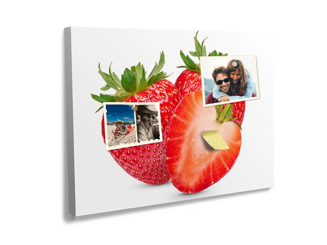 Kurkborden op canvas met verse aardbeien op witte achtergrond – formaat 60 × 40 cm