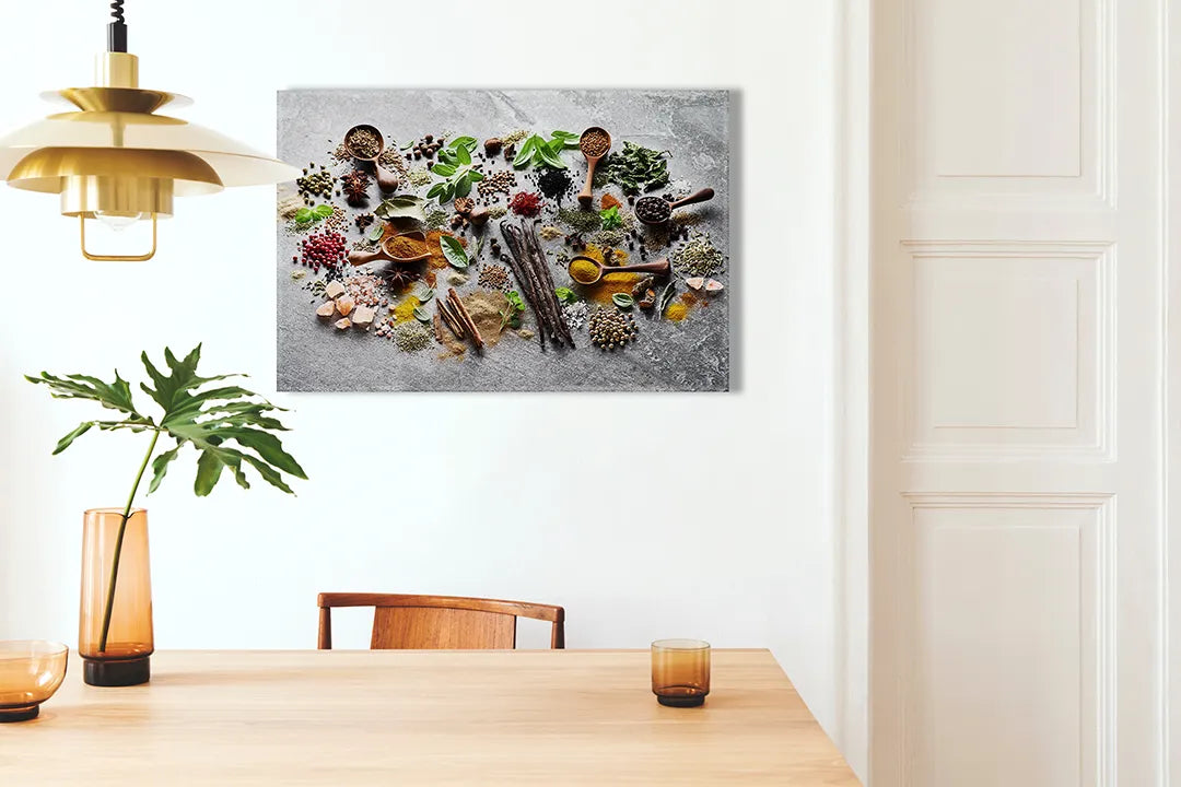 Kurkborden op canvas met kruiden en specerijen rondom werkvlak – formaat 100 × 70 cm