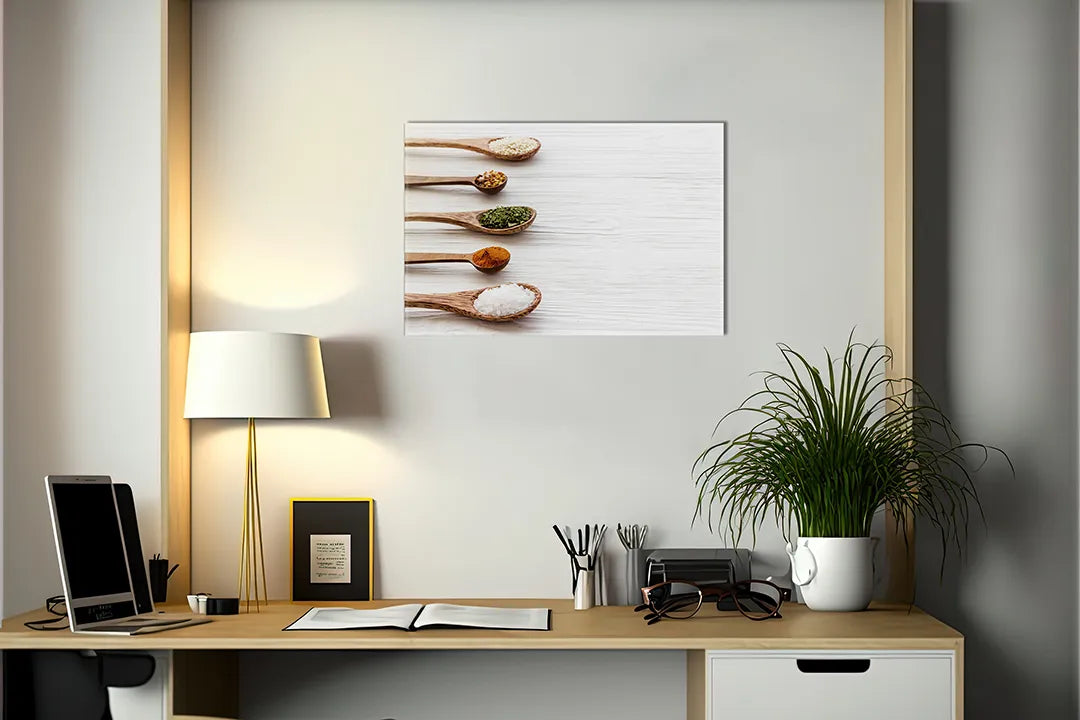 Kurkborden op canvas met kruiden in houten lepels op wit hout – formaat 140 × 100 cm