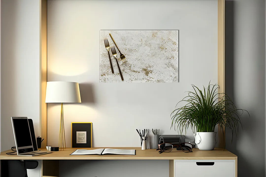 Kurkborden op canvas met bestek op lichte steenstructuur – formaat 140 × 100 cm