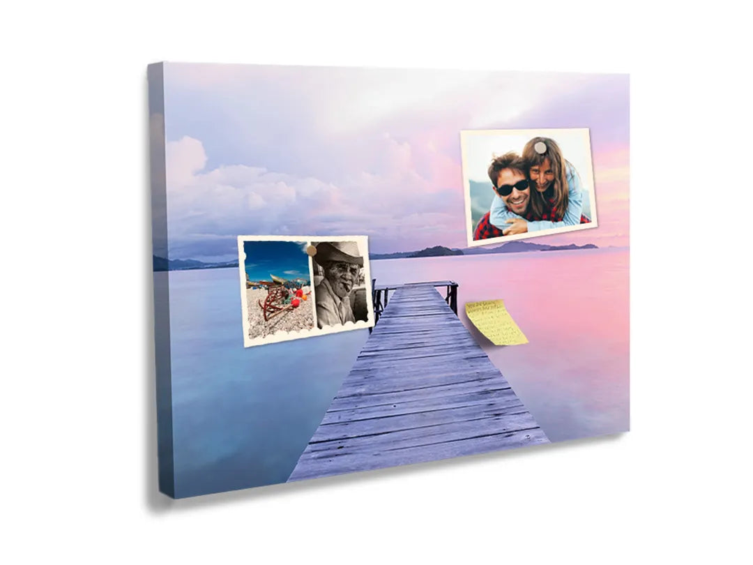 Kurkborden op canvas met houten steiger op pastelkleurig meer – formaat 60 × 40 cm