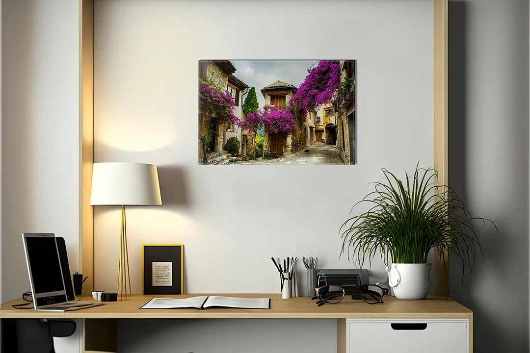 Kurkborden op canvas met mediterrane straat met paarse bloemen – formaat 140 × 100 cm
