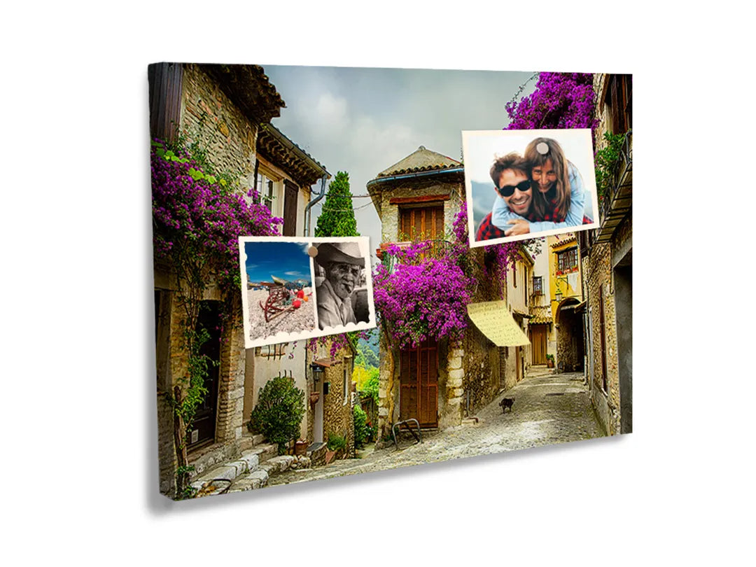 Kurkborden op canvas met mediterrane straat met paarse bloemen – formaat 60 × 40 cm