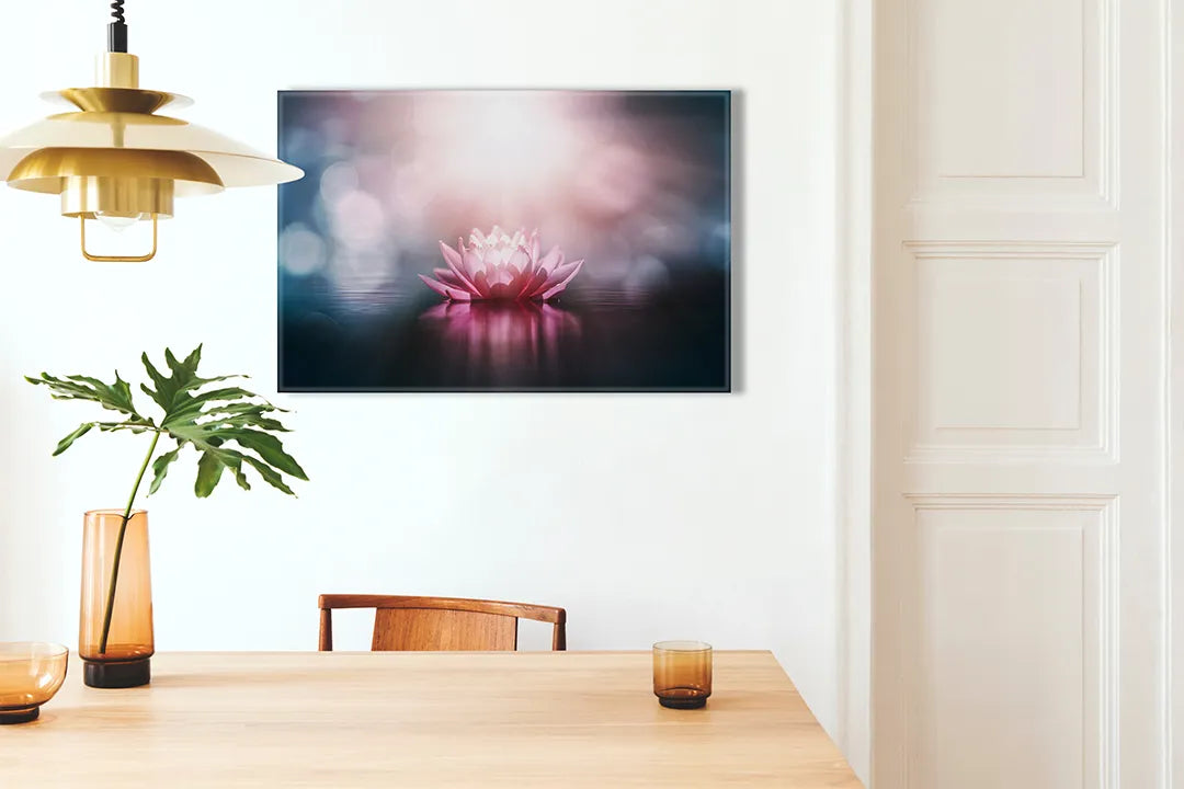 Kurkborden op canvas met roze lotusbloem op donker water – formaat 100 × 70 cm