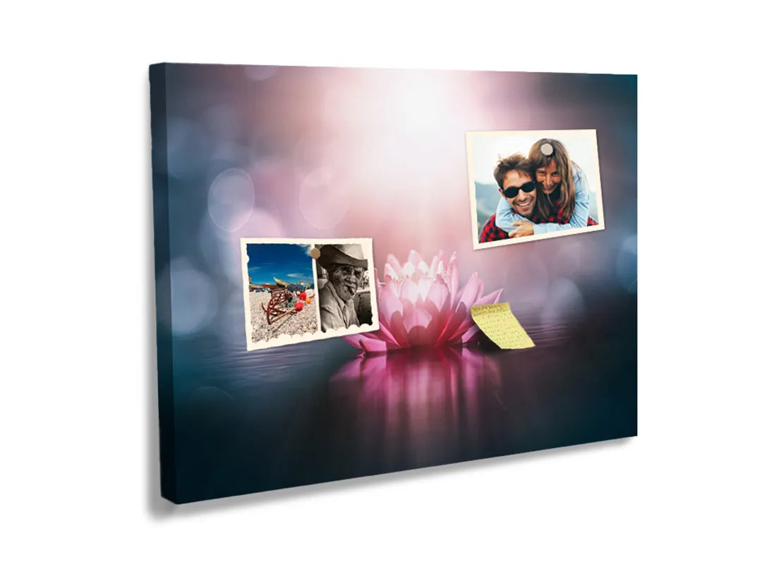 Kurkborden op canvas met roze lotusbloem op donker water – formaat 60 × 40 cm