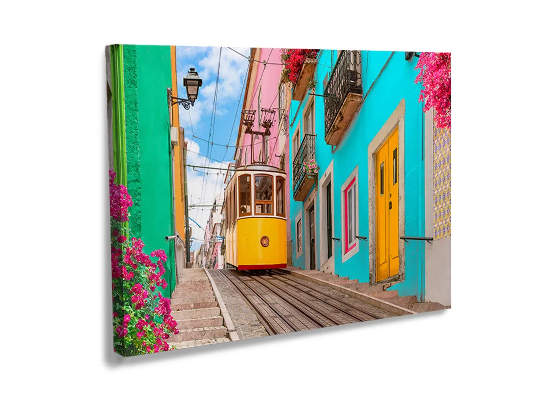 Kurkborden op canvas met kleurrijke straat met gele tram – formaat 120 × 80 cm