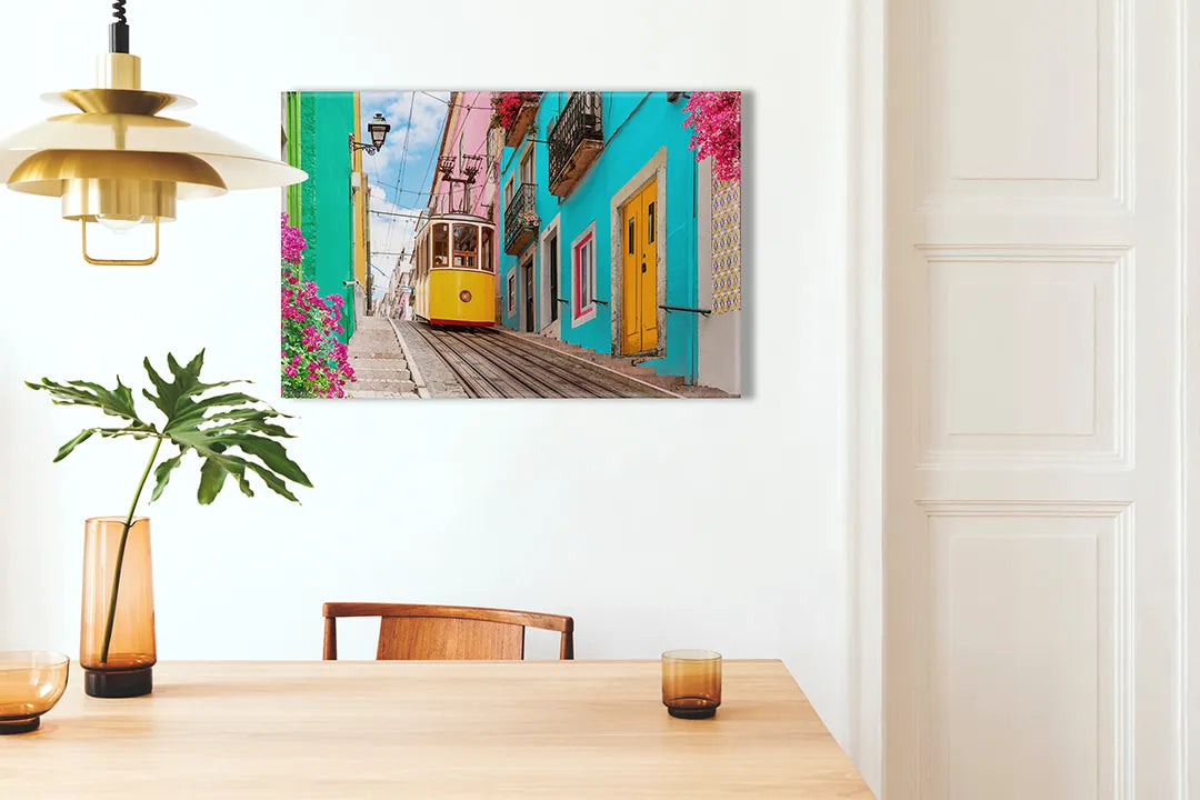 Kurkborden op canvas met kleurrijke straat met gele tram – formaat 100 × 70 cm